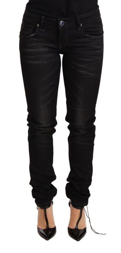 Acht schwarze Slim-Fit-Denim-Jeans mit niedriger Taille, gewaschener Baumwolle