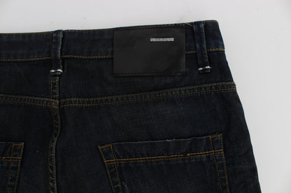 Acht Straight-Fit-Jeans aus Baumwolldenim in blauer Waschung