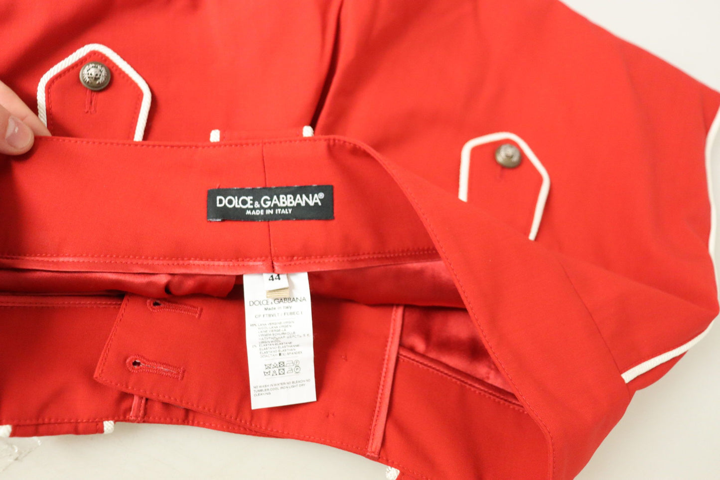 Dolce &amp; Gabbana Rote, mit Knöpfen verzierte Hose mit hoher Taille