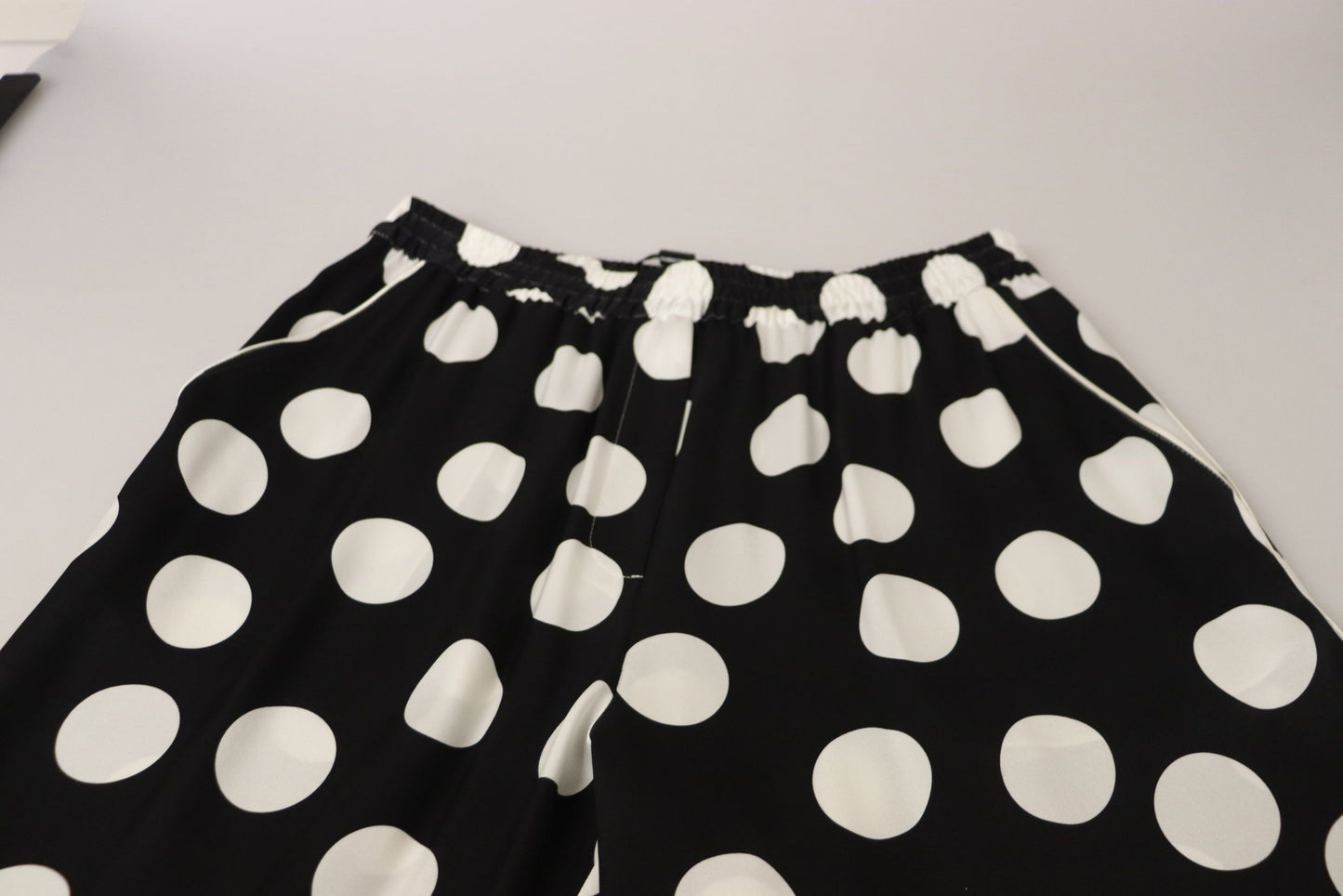 Dolce &amp; Gabbana Polka Dot Hose mit mittlerer Taille und kurzem Schnitt