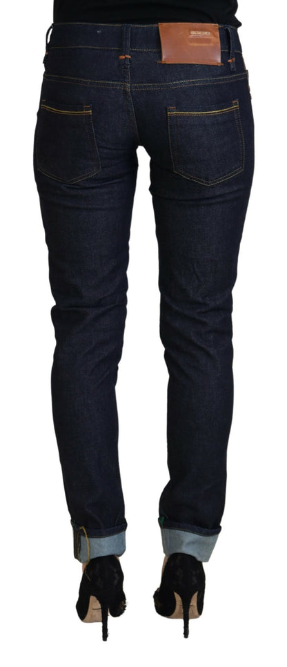 Acht blaue Baumwoll-Jeans mit niedriger Taille und schmaler Passform für Damen