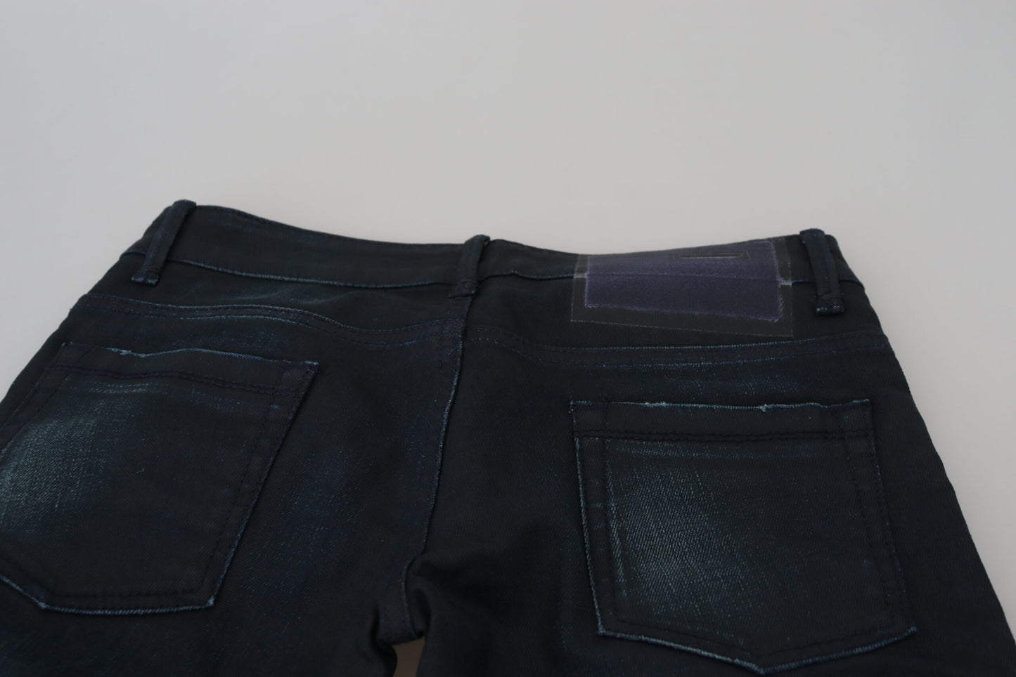 Acht blaue Damen-Denimjeans mit niedriger Taille und schmaler Passform