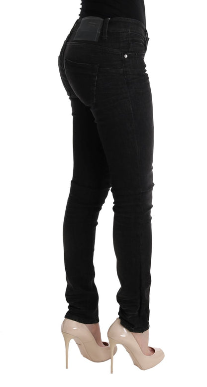 Acht Slim-Fit-Jeans mit schwarzer Denim-Baumwollhose