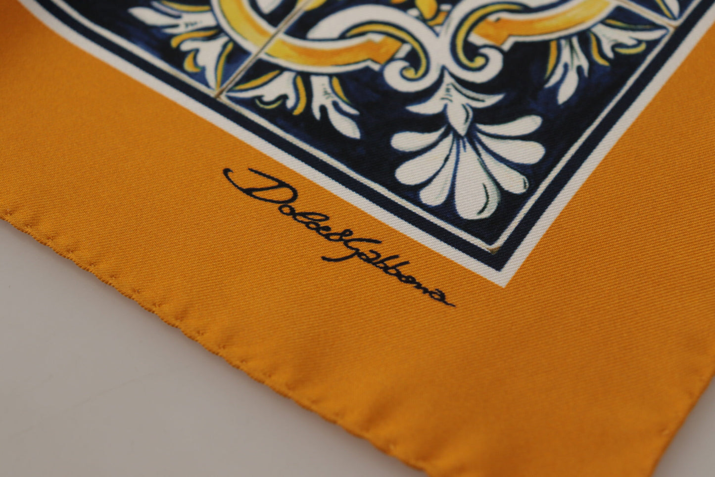 Dolce &amp; Gabbana Orangefarbener quadratischer Taschentuchschal mit Majolikamuster